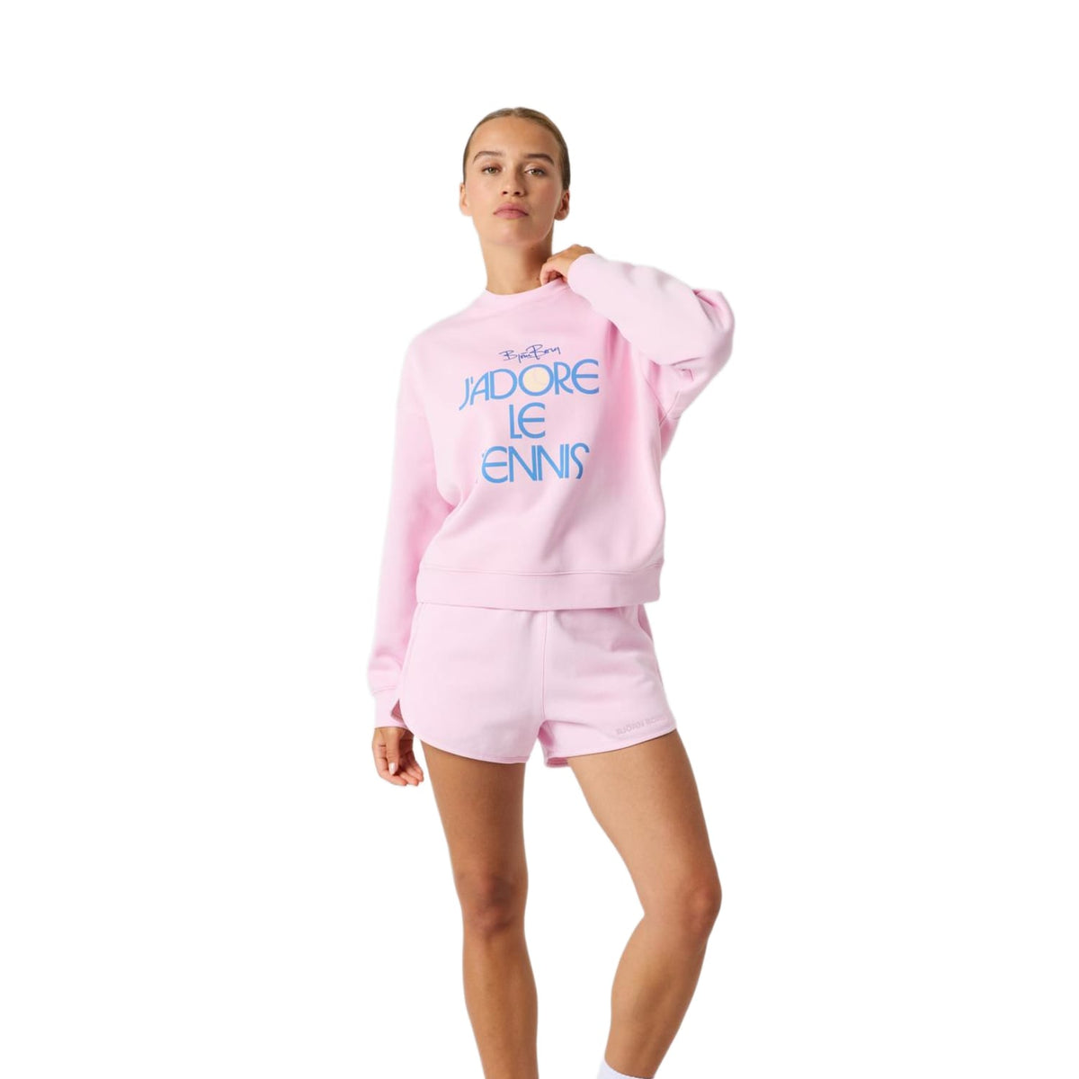 Roze Bjorn Borg Boyfriend sweater gecombineerd met bijpassende short, gedragen door model
