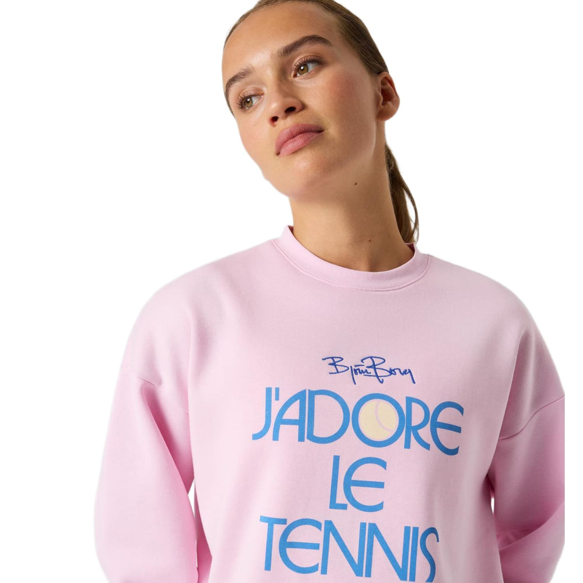 Detail van de blauwe J Adore Le Tennis-print op de roze Bjorn Borg Boyfriend sweater