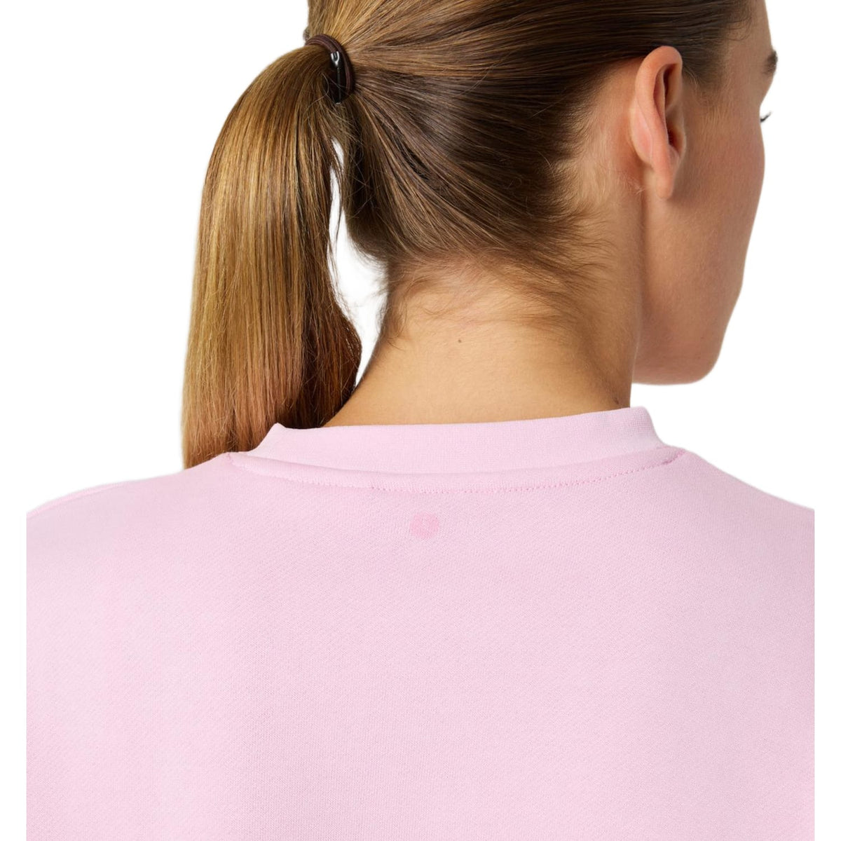 Detail van de ronde hals en schouder van de roze Bjorn Borg Boyfriend sweater