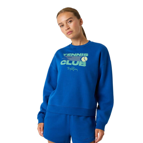 Model draagt de Bjorn Borg Boyfriend sweater voor dames in blauw met Tennis Club-print