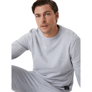 Model zit in de grijs gemeleerde Bjorn Borg Centre Crew met wit shirt eronder