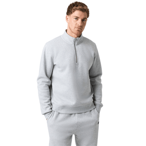 Herenmodel draagt de lichtgrijze Bjorn Borg Centre Half Zip met bijpassende joggingbroek