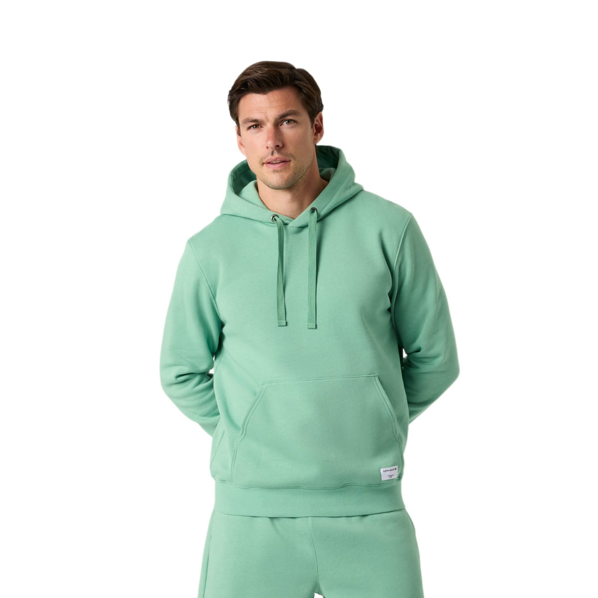 Herenmodel draagt de mintgroene Bjorn Borg Centre Hoodie met bijpassende korte broek