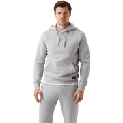 Herenmodel draagt de lichtgrijze Bjorn Borg Centre Hoodie met bijpassende joggingbroek