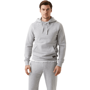 Herenmodel draagt de lichtgrijze Bjorn Borg Centre Hoodie met bijpassende joggingbroek