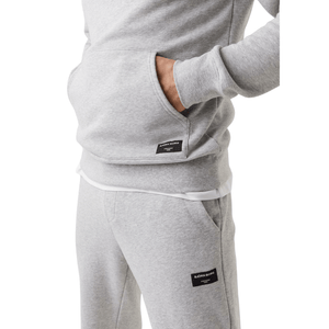 Detail van de kangoeroezak en het zwarte labeltje op de grijze Bjorn Borg Centre Hoodie