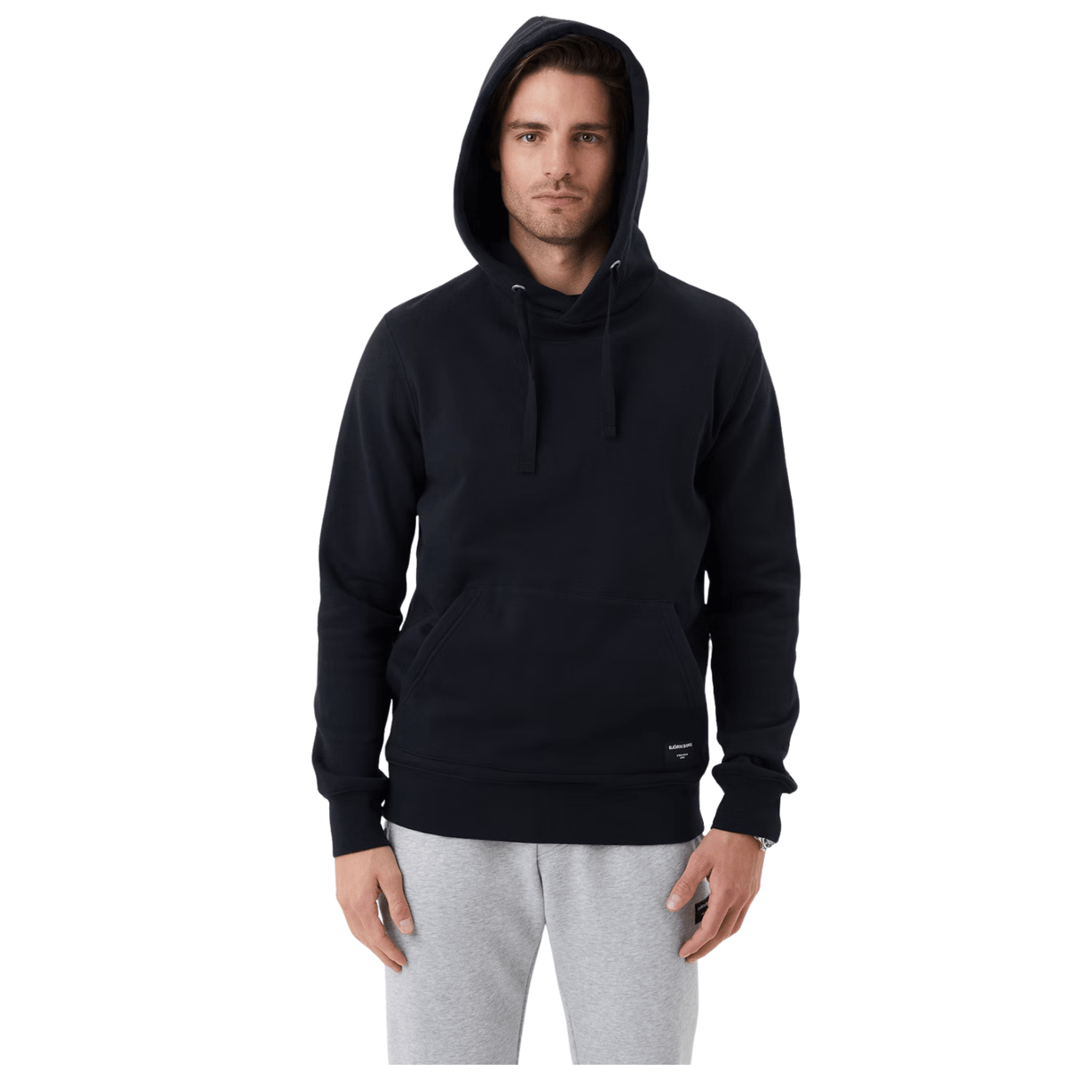 Model met de capuchon op in de zwarte Bjorn Borg Centre Hoodie, vooraanzicht