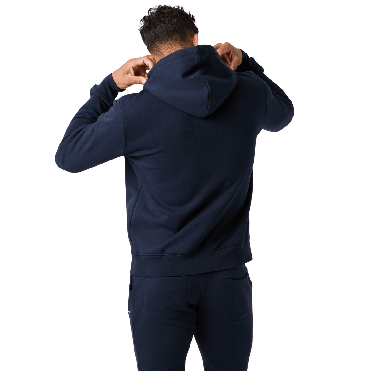 Model trekt de capuchon van de marineblauwe Bjorn Borg Centre hoodie op