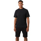 Model draagt het zwarte Centre oversized T-shirt met zwarte sweatshort