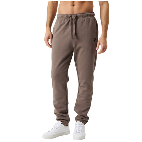 Model draagt de taupebruine Bjorn Borg joggingbroek, vooraanzicht
