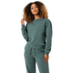Damesmodel draagt het saliegroene Bjorn Borg Centre Sweatshirt W met bijpassende broek