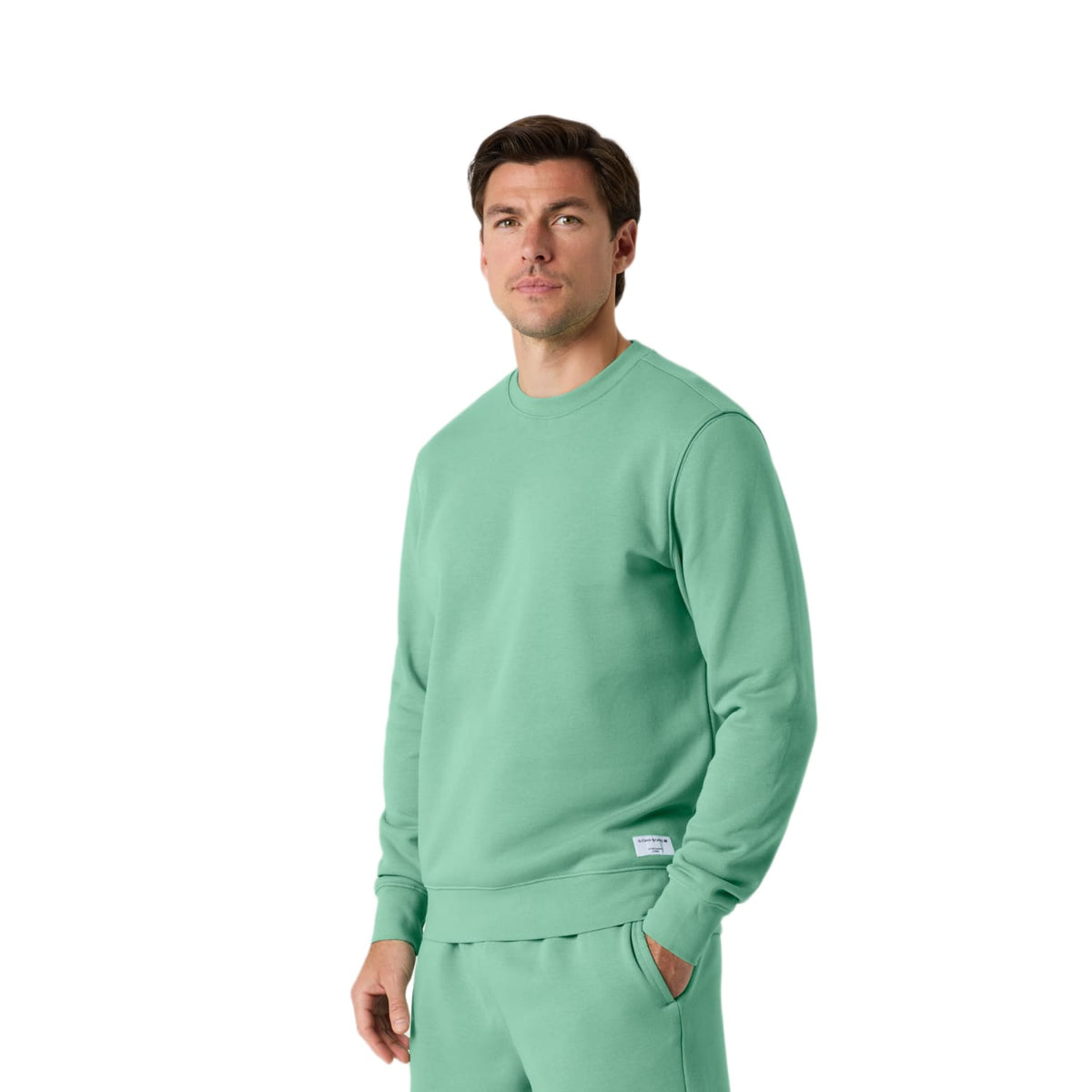 Herenmodel draagt het mintgroene Bjorn Borg Centre Sweatshirt met bijpassende korte broek