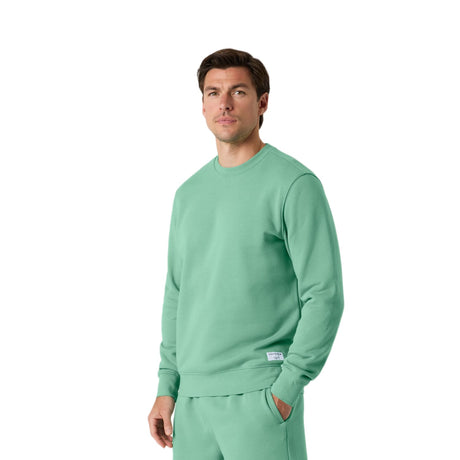 Herenmodel draagt het mintgroene Bjorn Borg Centre Sweatshirt met bijpassende korte broek