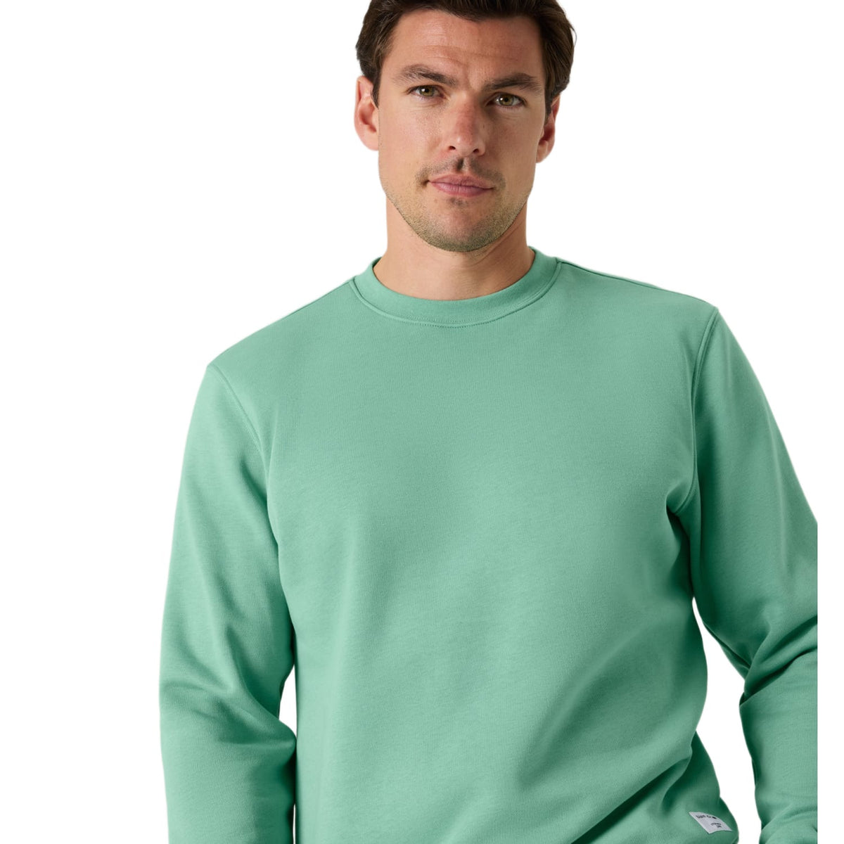 Close-up van model in het mintgroene Bjorn Borg Centre Sweatshirt, bovenlichaam in beeld