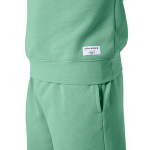 Detail van de zoom met wit label op het mintgroene Bjorn Borg Centre Sweatshirt en short