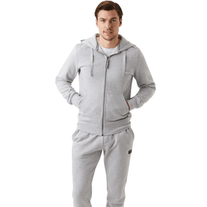 Herenmodel draagt de lichtgrijze Bjorn Borg Centre Zip Hoodie met bijpassende broek