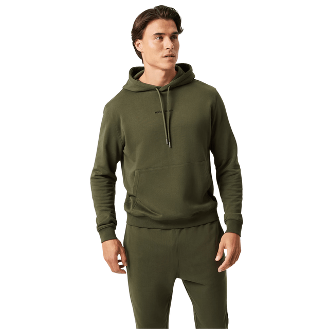 Model draagt de olijfgroene Bjorn Borg hoodie met bijpassende broek