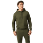 Model draagt de olijfgroene Bjorn Borg hoodie met bijpassende broek
