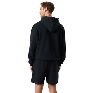 Achterzijde van de zwarte Bjorn Borg hoodie met capuchon op model
