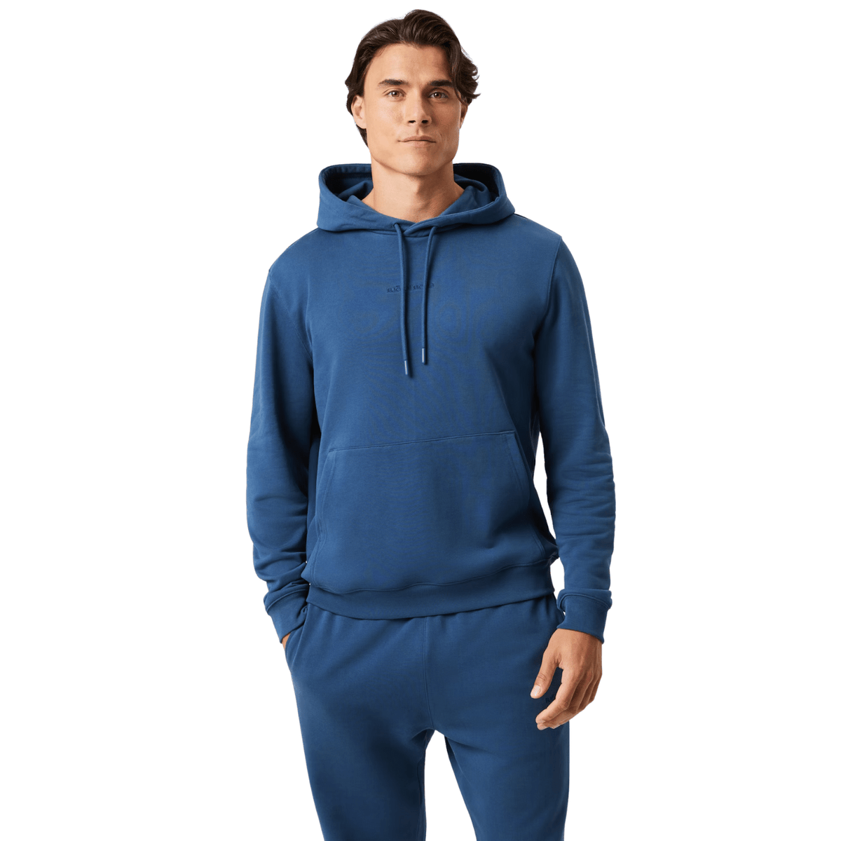 Model draagt de blauwe Bjorn Borg hoodie met bijpassende joggingbroek
