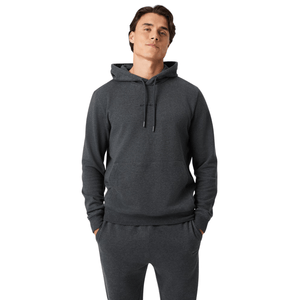 Model draagt de donkergrijze Bjorn Borg hoodie met handen in de zak