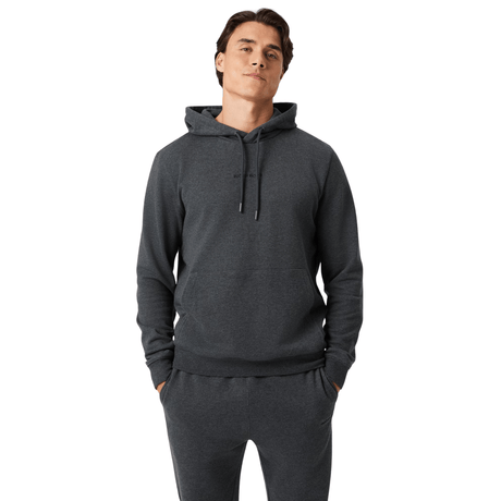 Model draagt de donkergrijze Bjorn Borg hoodie met handen in de zak