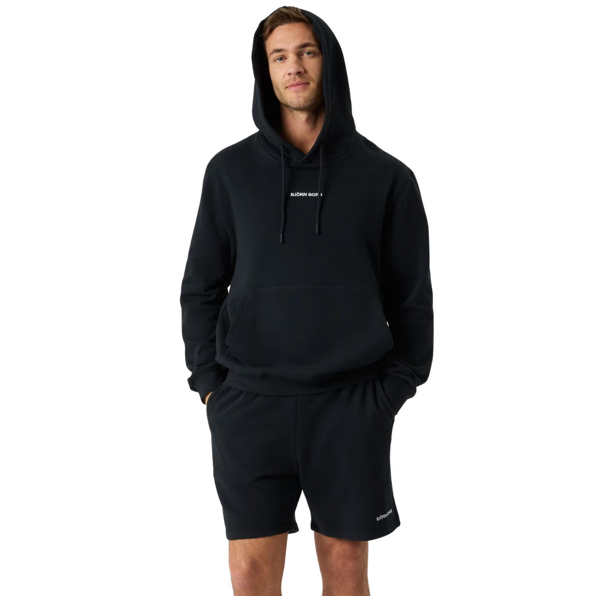 Model met capuchon op draagt de zwarte Bjorn Borg hoodie en short