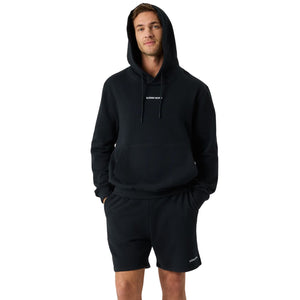 Model met capuchon op draagt de zwarte Bjorn Borg hoodie en short