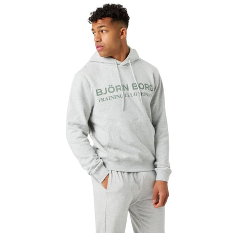 Herenmodel draagt de lichtgrijze Bjorn Borg Classic Print Hoodie met logoprint op de borst