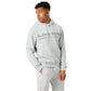 Herenmodel draagt de lichtgrijze Bjorn Borg Classic Print Hoodie met logoprint op de borst