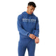 Model draagt de blauwe Bjorn Borg Classic Print Hoodie met bijpassende blauwe joggingbroek