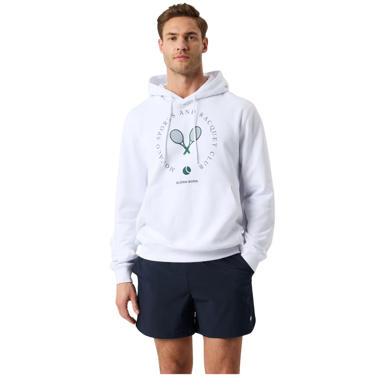 Herenmodel draagt de witte Bjorn Borg Classic Print Hoodie met racketprint en blauwe short