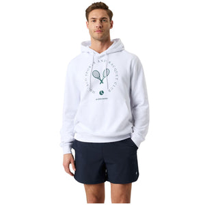 Herenmodel draagt de witte Bjorn Borg Classic Print Hoodie met racketprint en blauwe short