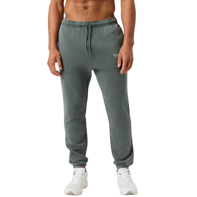 Model draagt de grijsgroene Bjorn Borg joggingbroek met koord, vooraanzicht