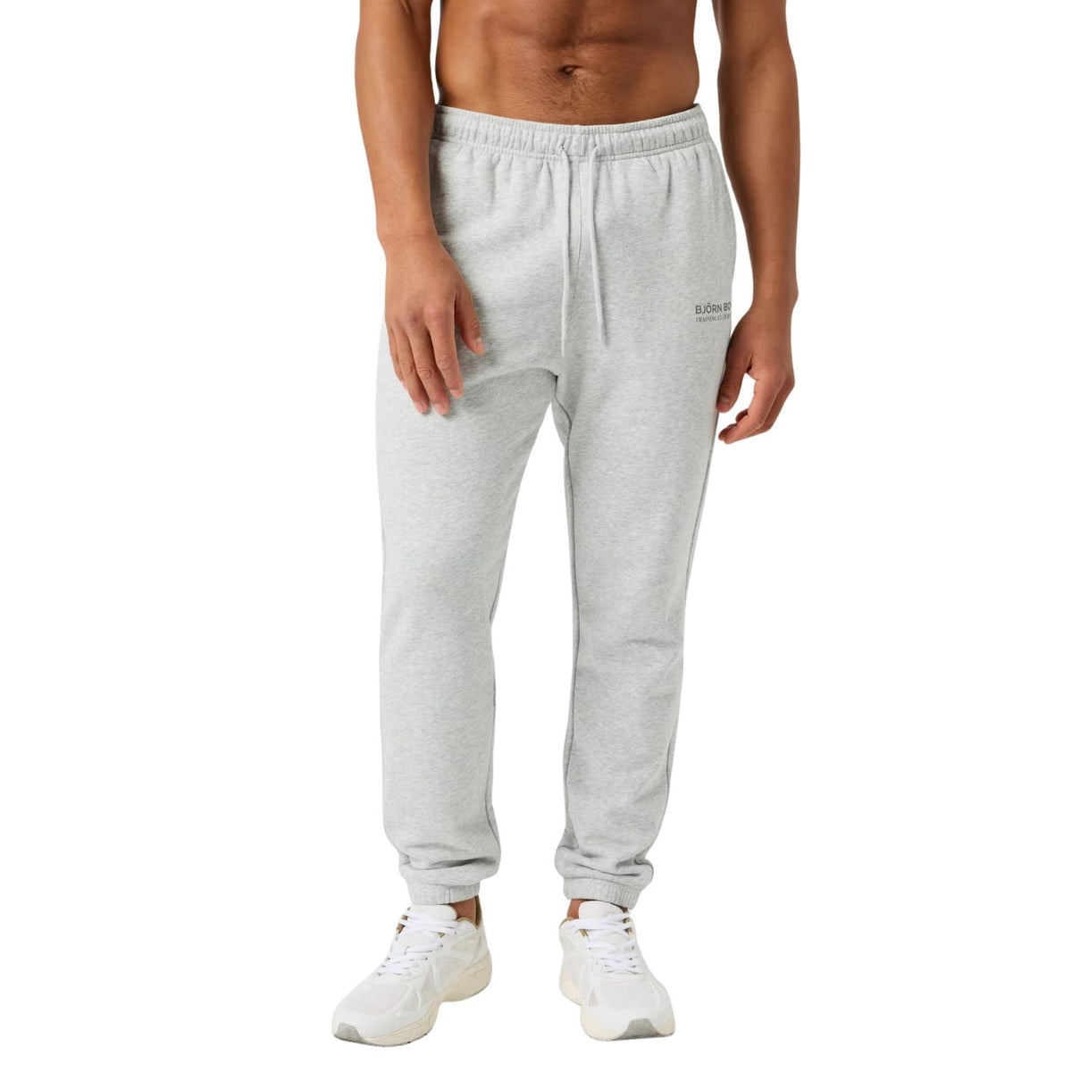 Model draagt de lichtgrijze Bjorn Borg joggingbroek met koord, vooraanzicht