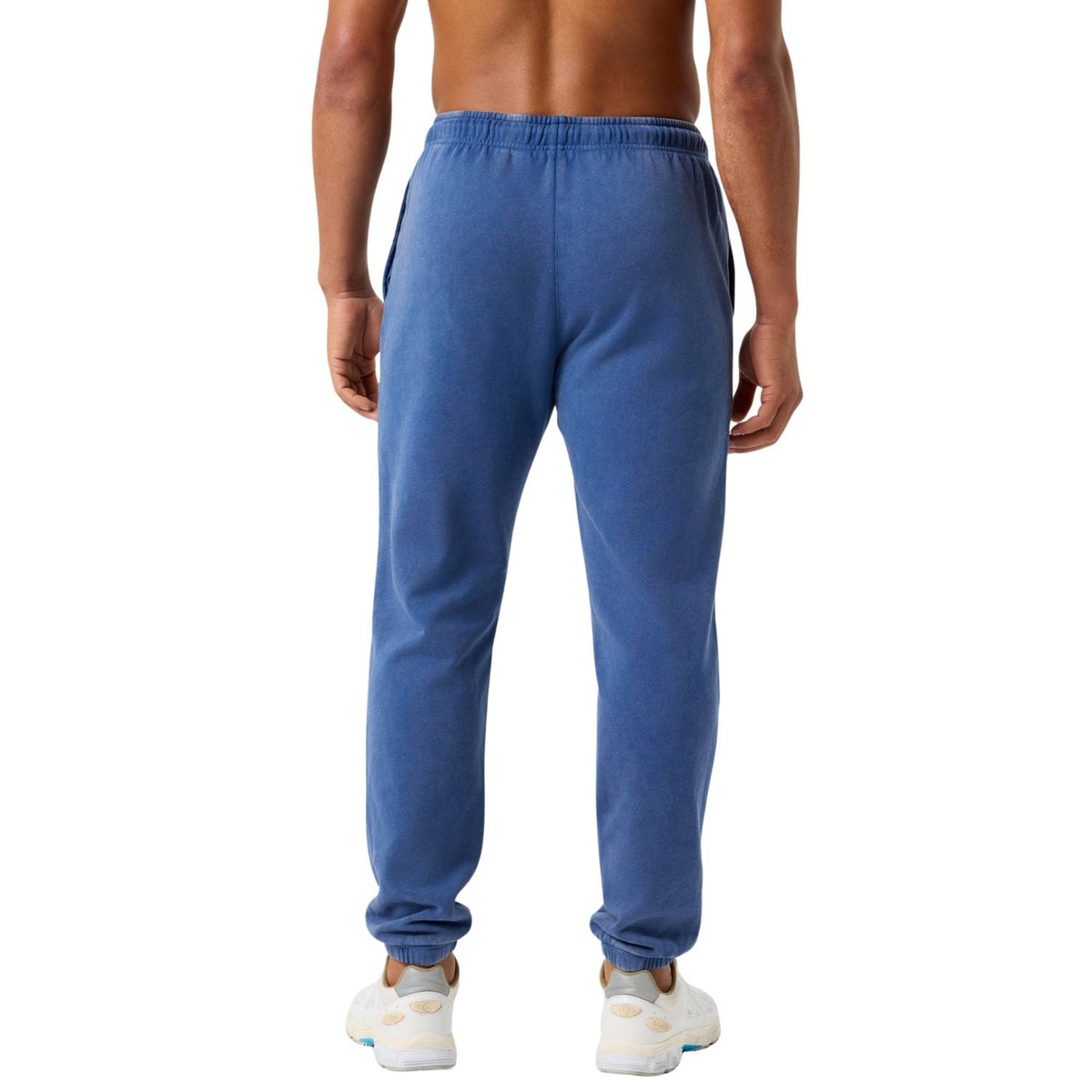 Achterzijde van de blauwe Bjorn Borg joggingbroek op model