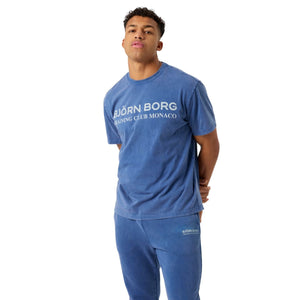 Herenmodel draagt het blauwe Bjorn Borg Classic Print T-shirt met logoprint op de borst