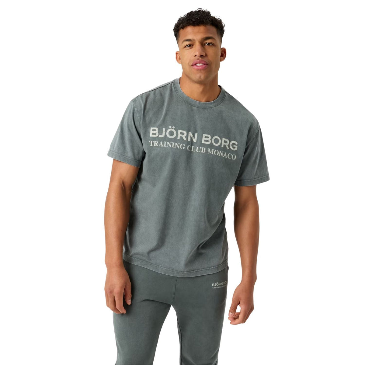 Herenmodel draagt het grijsgroene Bjorn Borg Classic Print T-shirt met bijpassende broek