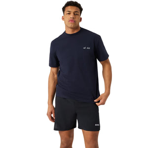 Herenmodel draagt het donkerblauwe Bjorn Borg Classic Print T-shirt met zwarte sportshort
