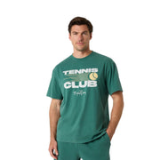 Herenmodel draagt het donkergroene Bjorn Borg Classic Print T-shirt met Tennis Club opdruk