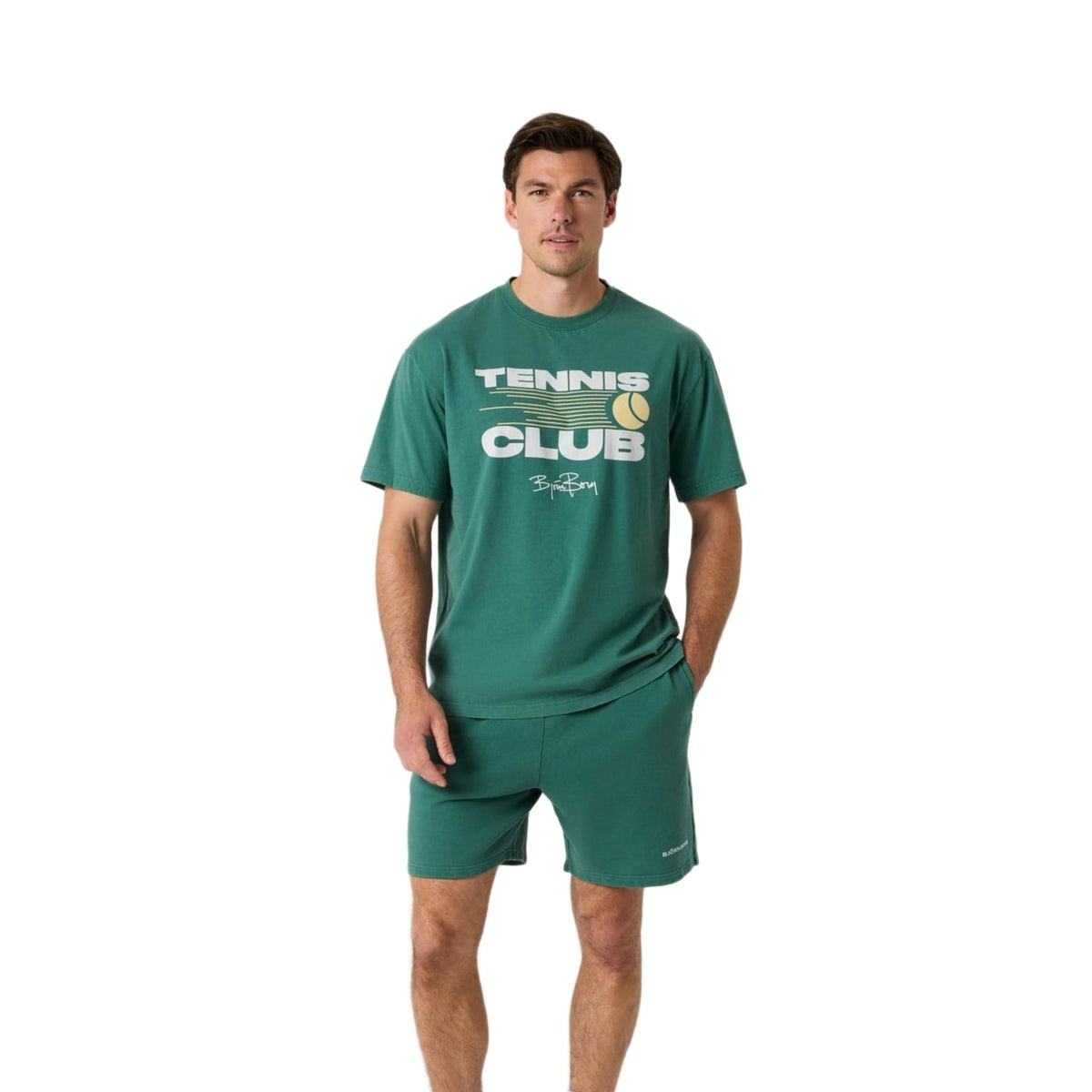 Model draagt de complete Björn Borg Classic Print T-shirt Mallard Green Set: Björn Borg Classic Print T-shirt Mallard Green met Björn Borg Classic Sweatshorts Mallard Green