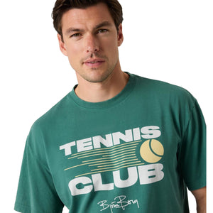 Close-up van de witte Tennis Club opdruk met tennisbal op het donkergroene T-shirt