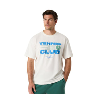 Herenmodel draagt het gebroken witte Bjorn Borg Classic Print T-shirt met groene short