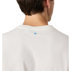 Detail van de halsboord achter met klein blauw logo op het gebroken witte T-shirt