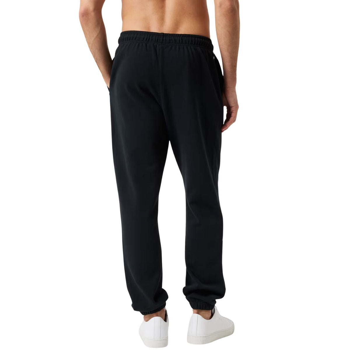 Achterzijde van de zwarte Bjorn Borg joggingbroek op model