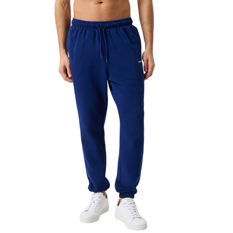 Model draagt de donkerblauwe Bjorn Borg joggingbroek, vooraanzicht