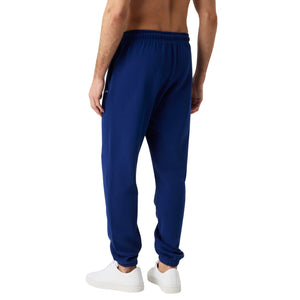 Achterzijde van de donkerblauwe Bjorn Borg joggingbroek op model
