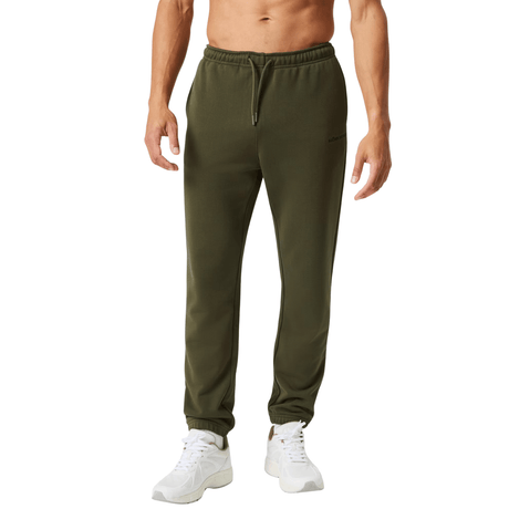 Model draagt de olijfgroene Bjorn Borg joggingbroek, vooraanzicht
