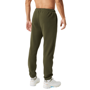 Achterzijde van de olijfgroene Bjorn Borg joggingbroek op model