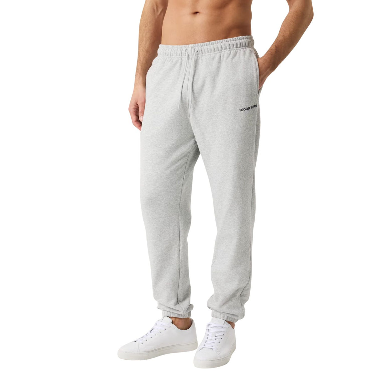 Model draagt de lichtgrijze Bjorn Borg joggingbroek, hand in de zij
